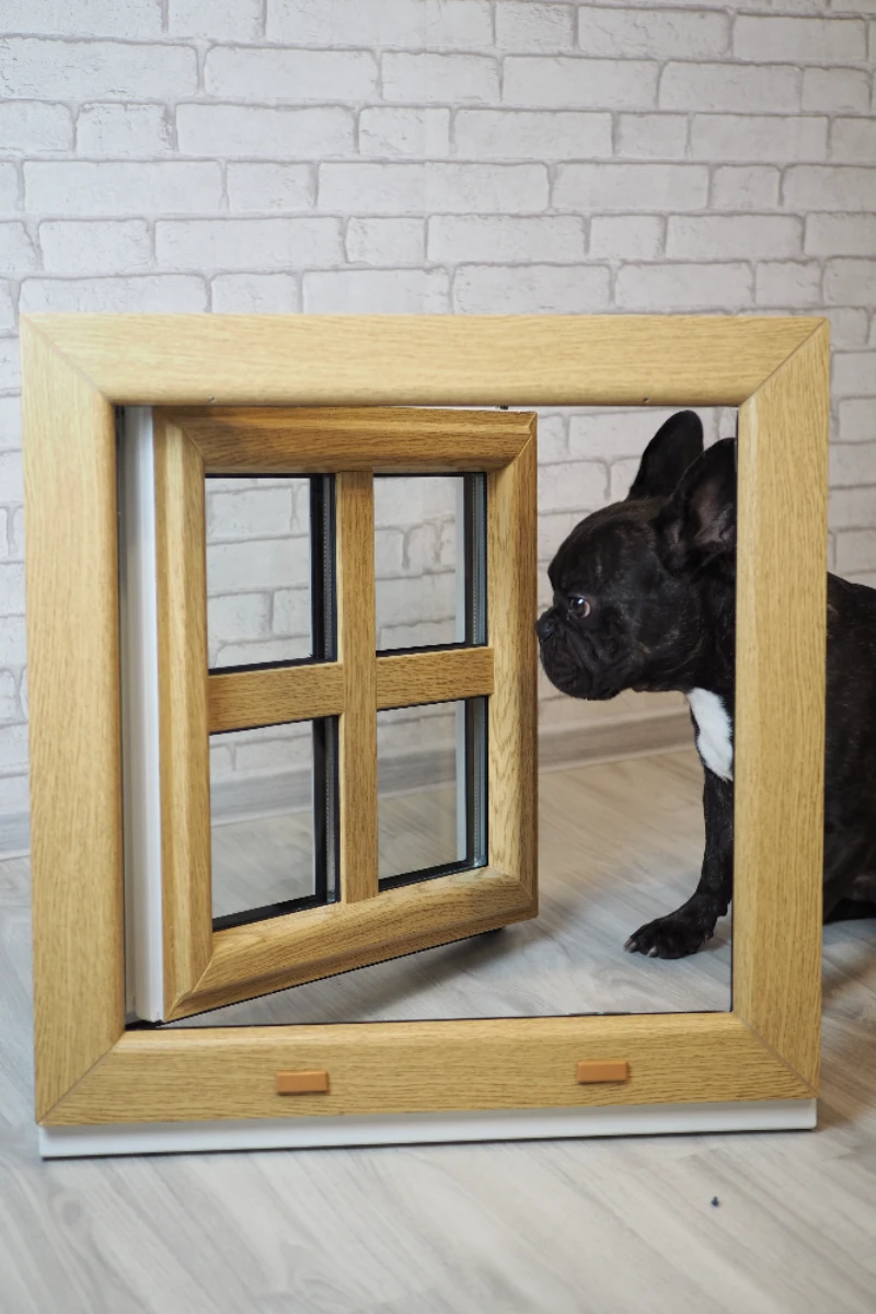 Drevene okno otevrene drup