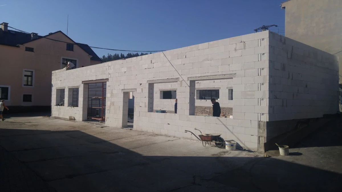 Hruba stavba budovy zdeni