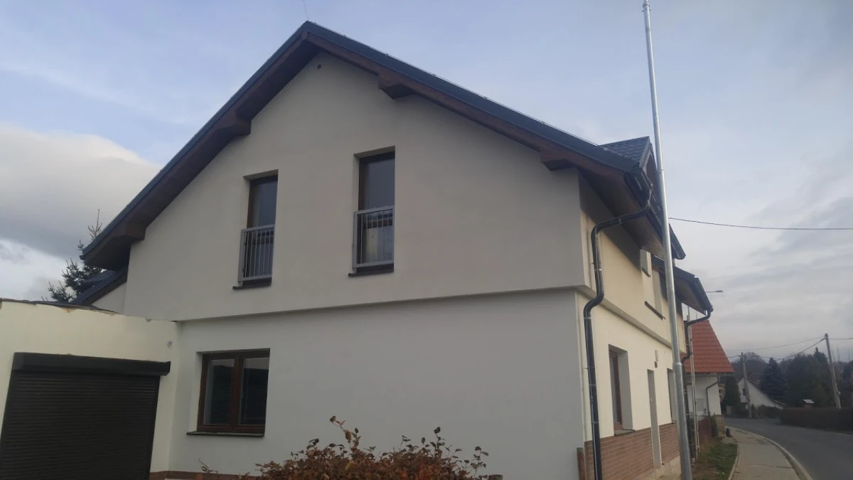 Zatepleni fasady bily dum